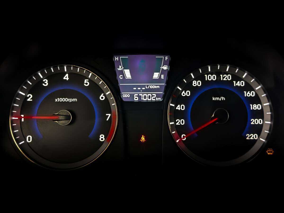 Hyundai Solaris с пробегом — 2011 год. Фото: #7