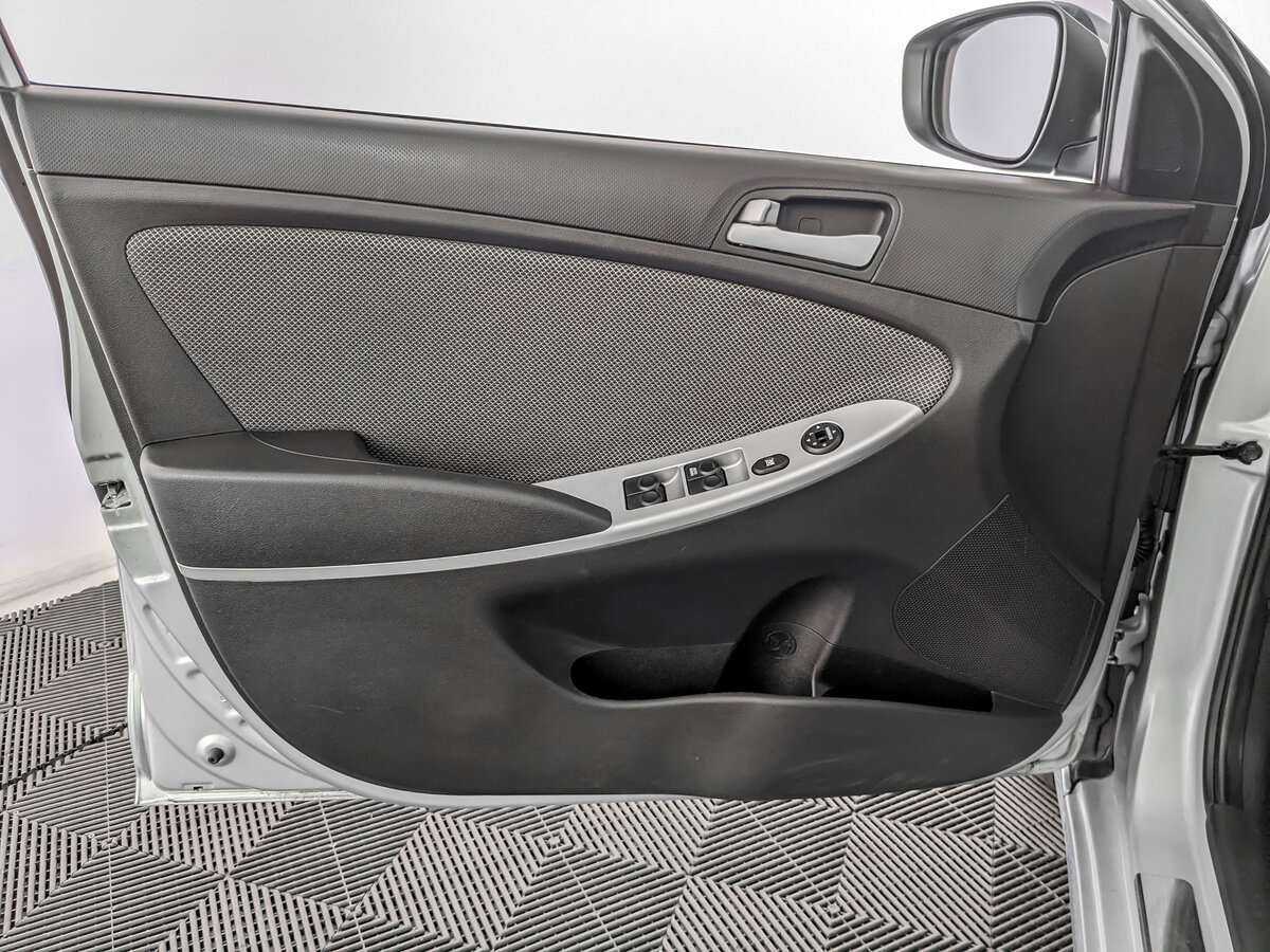 Hyundai Solaris с пробегом — 2011 год. Фото: #11