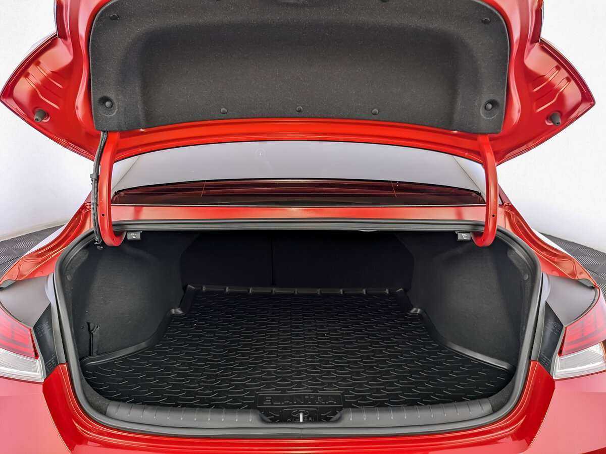 Hyundai Elantra с пробегом — 2022 год. Фото: #9