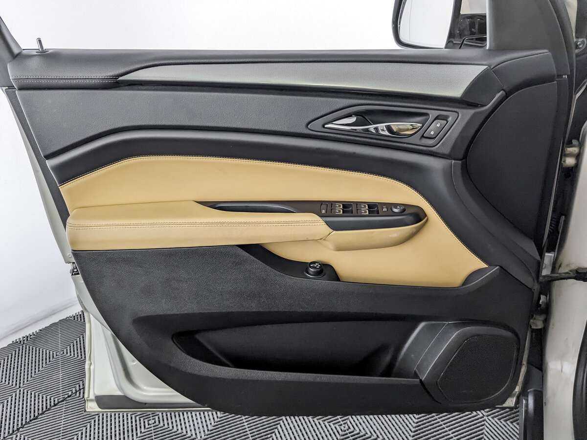 Cadillac SRX с пробегом — 2014 год. Фото: #14