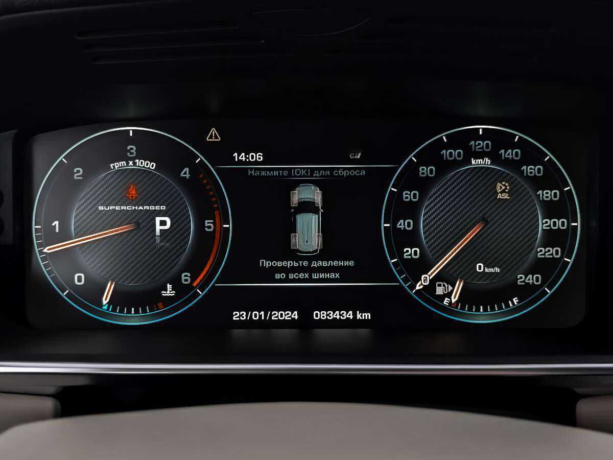 Land Rover Range Rover с пробегом — 2015 год. Фото: #12