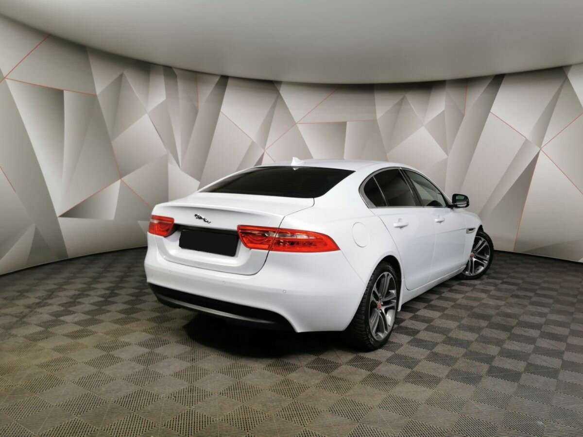 Jaguar XE с пробегом — 2015 год. Фото: #1