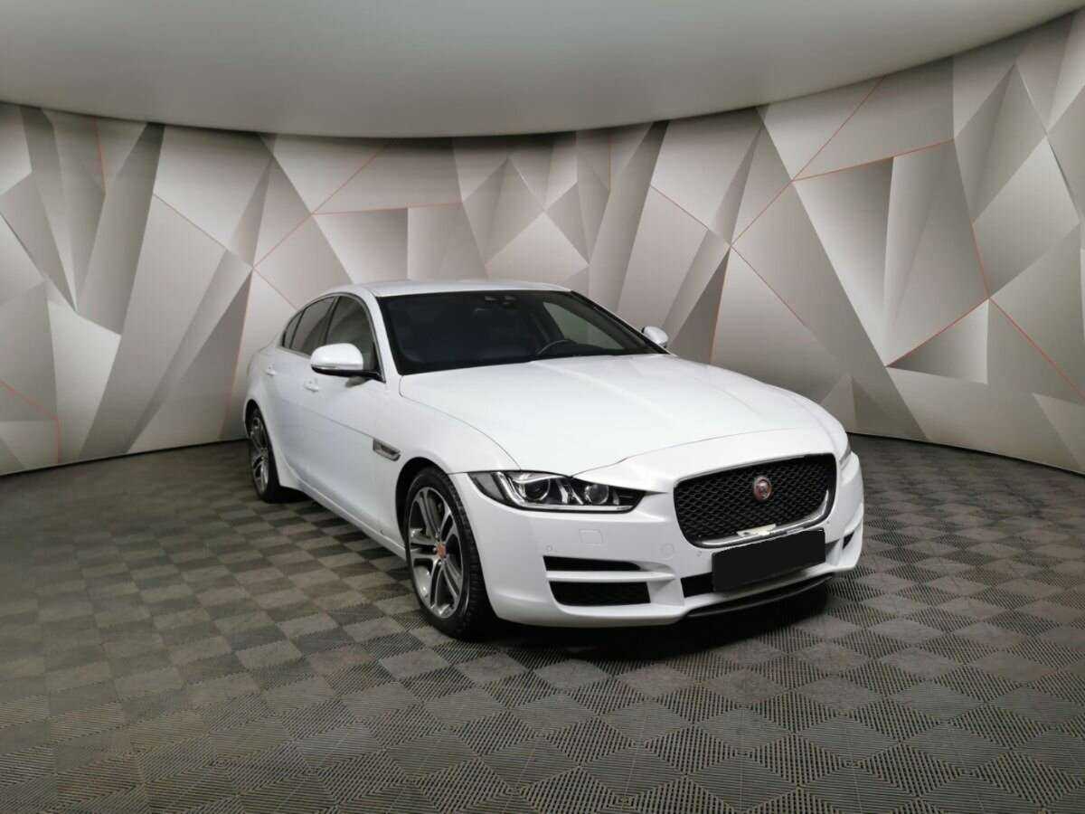 Jaguar XE с пробегом — 2015 год. Фото: #2