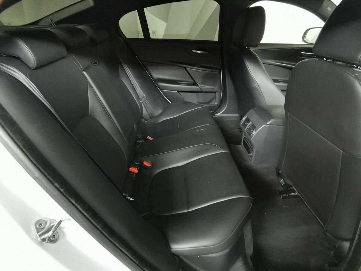 Jaguar XE с пробегом — 2015 год. Фото: #11