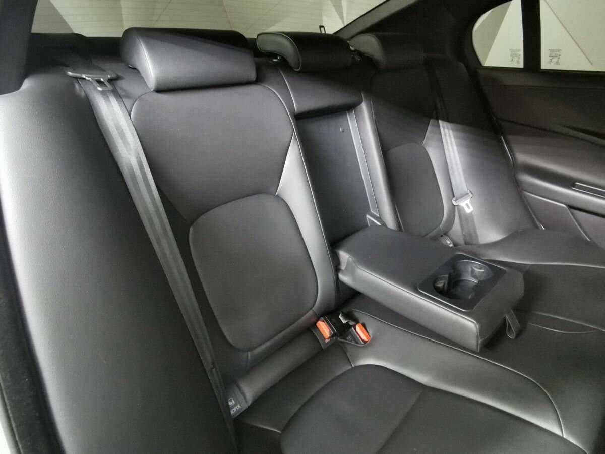 Jaguar XE с пробегом — 2015 год. Фото: #12