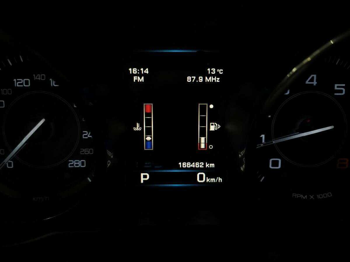 Jaguar XE с пробегом — 2015 год. Фото: #15