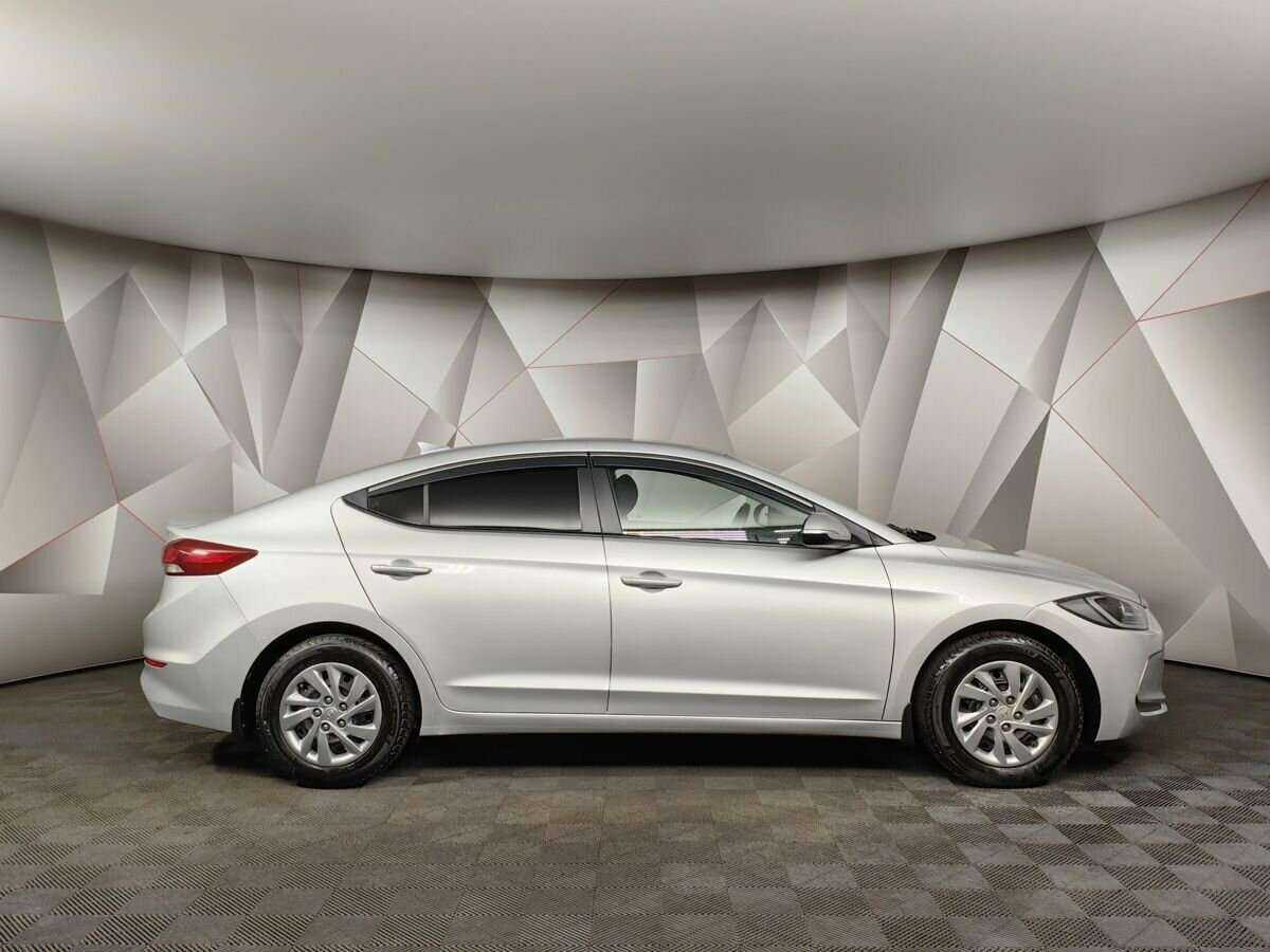 Hyundai Elantra с пробегом — 2018 год. Фото: #4