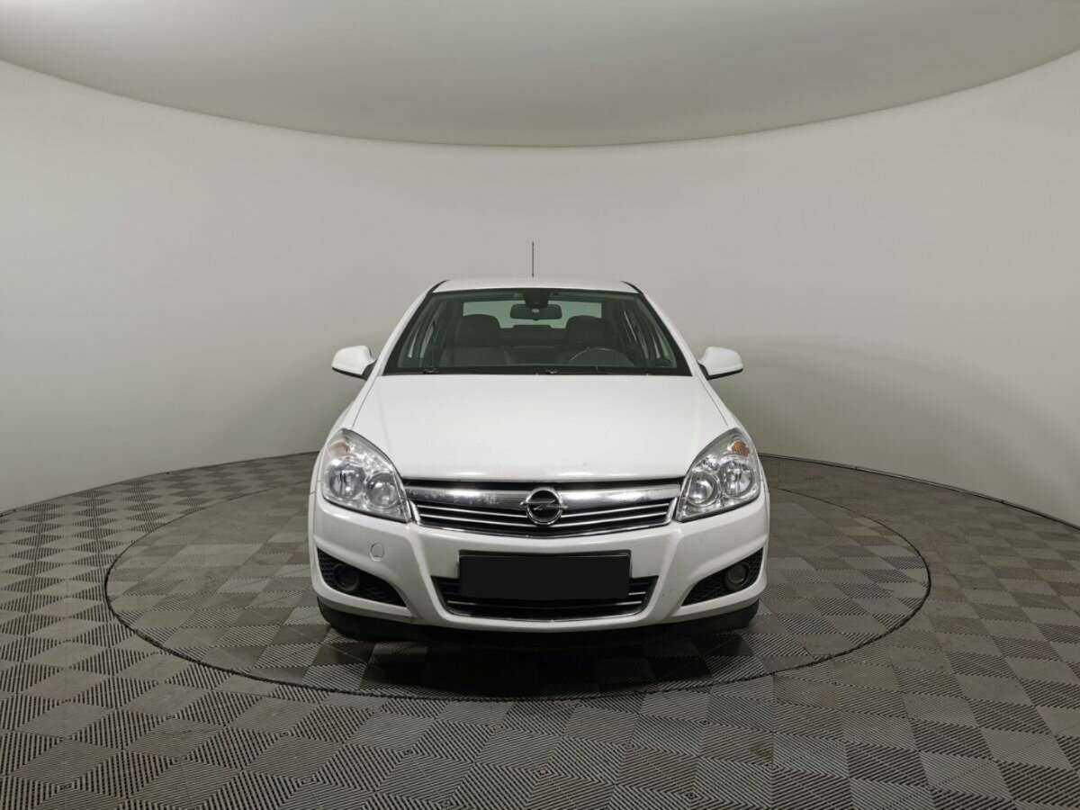 Opel Astra с пробегом — 2011 год. Фото: #6