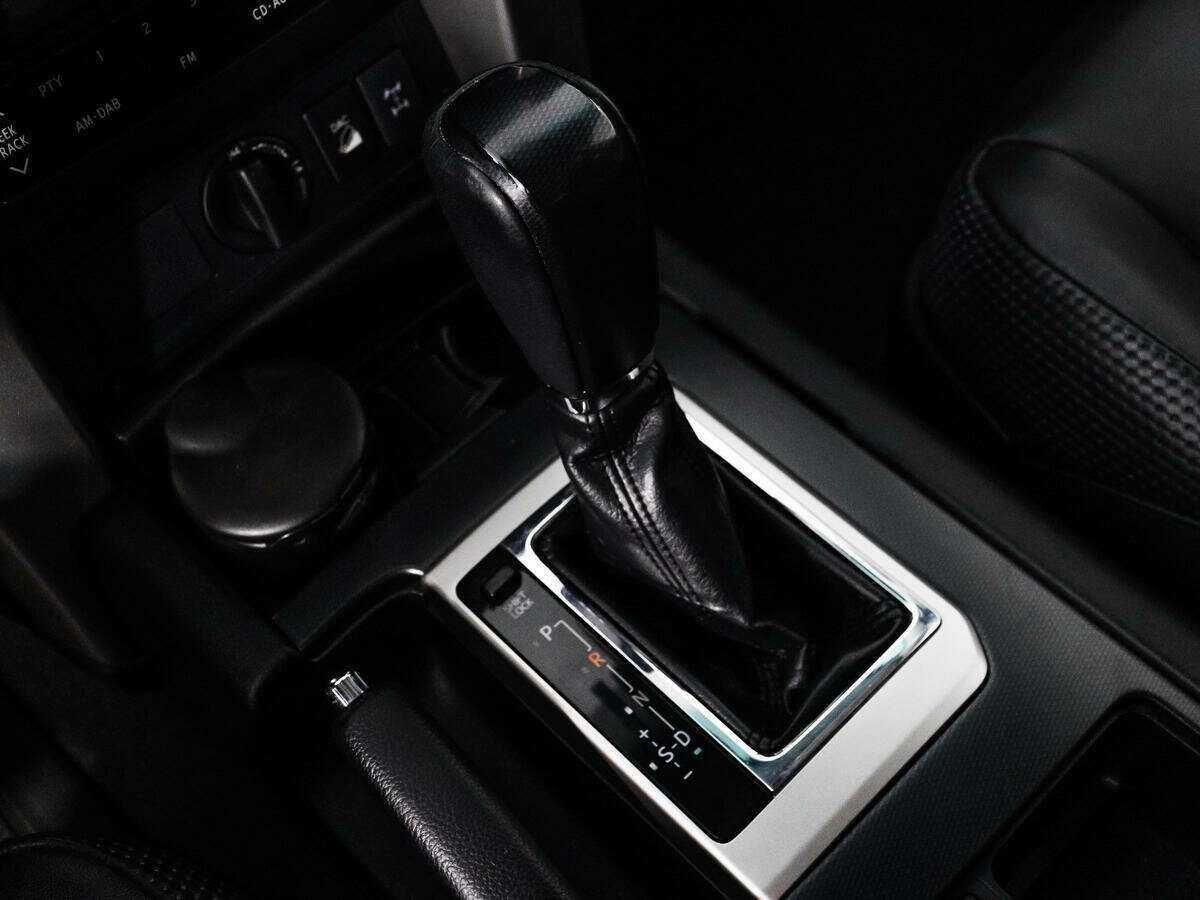 Toyota Land Cruiser Prado с пробегом — 2011 год. Фото: #10