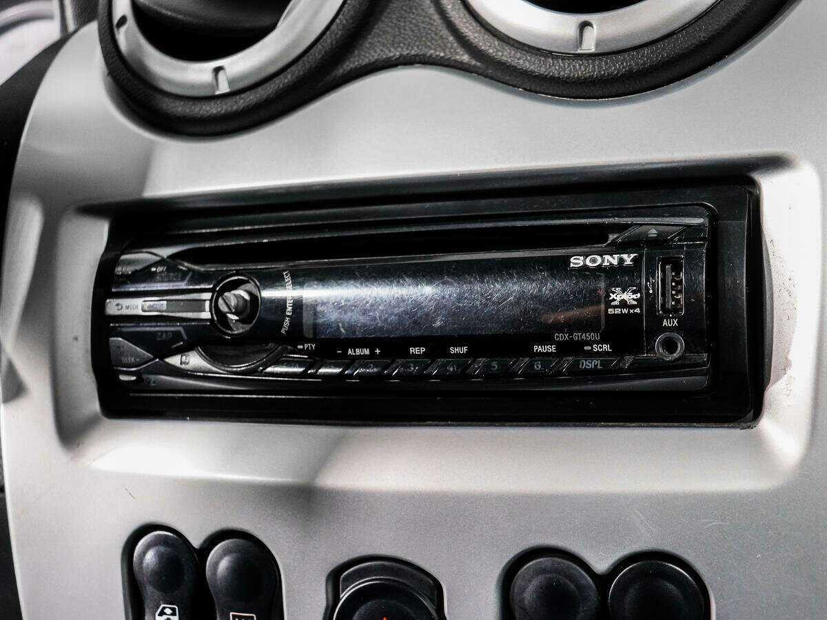 Renault Sandero с пробегом — 2010 год. Фото: #12