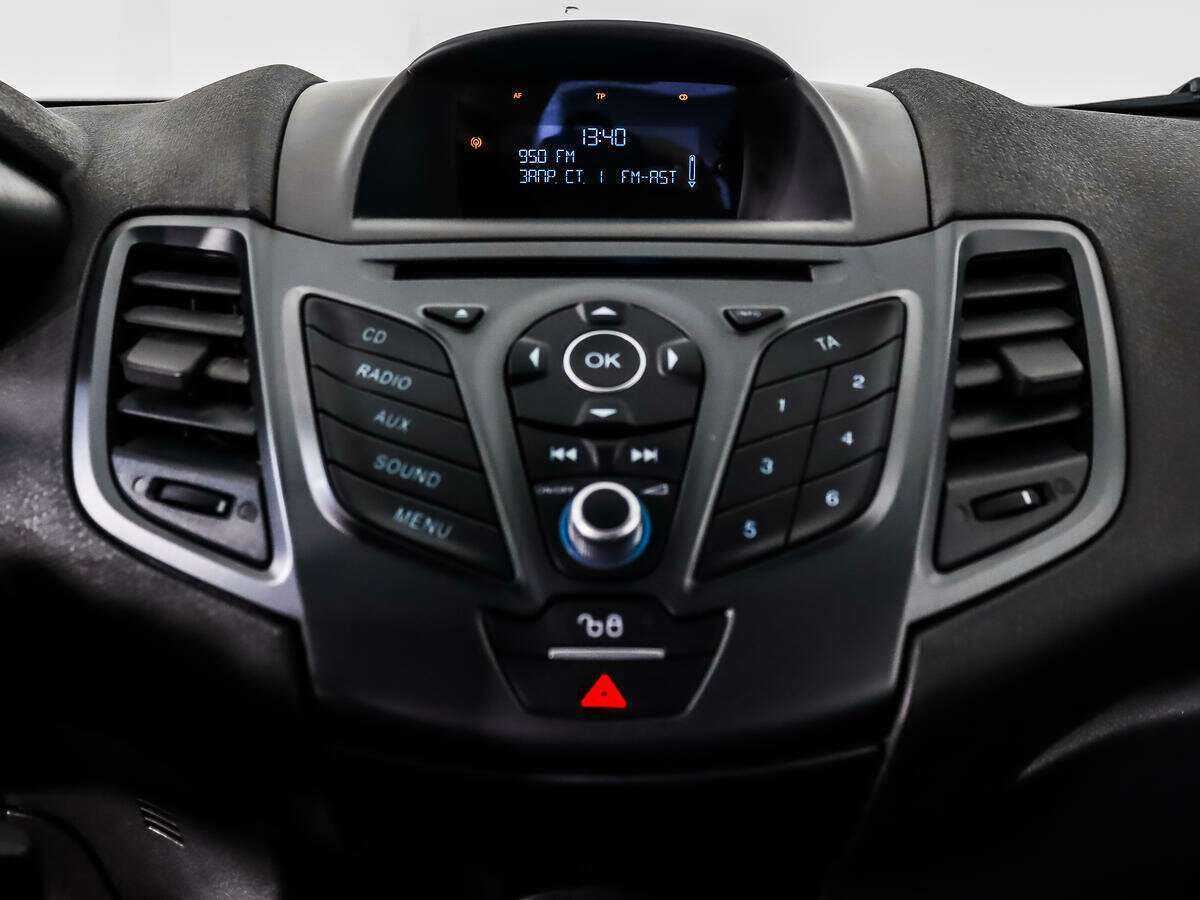 Ford Fiesta с пробегом — 2015 год. Фото: #11