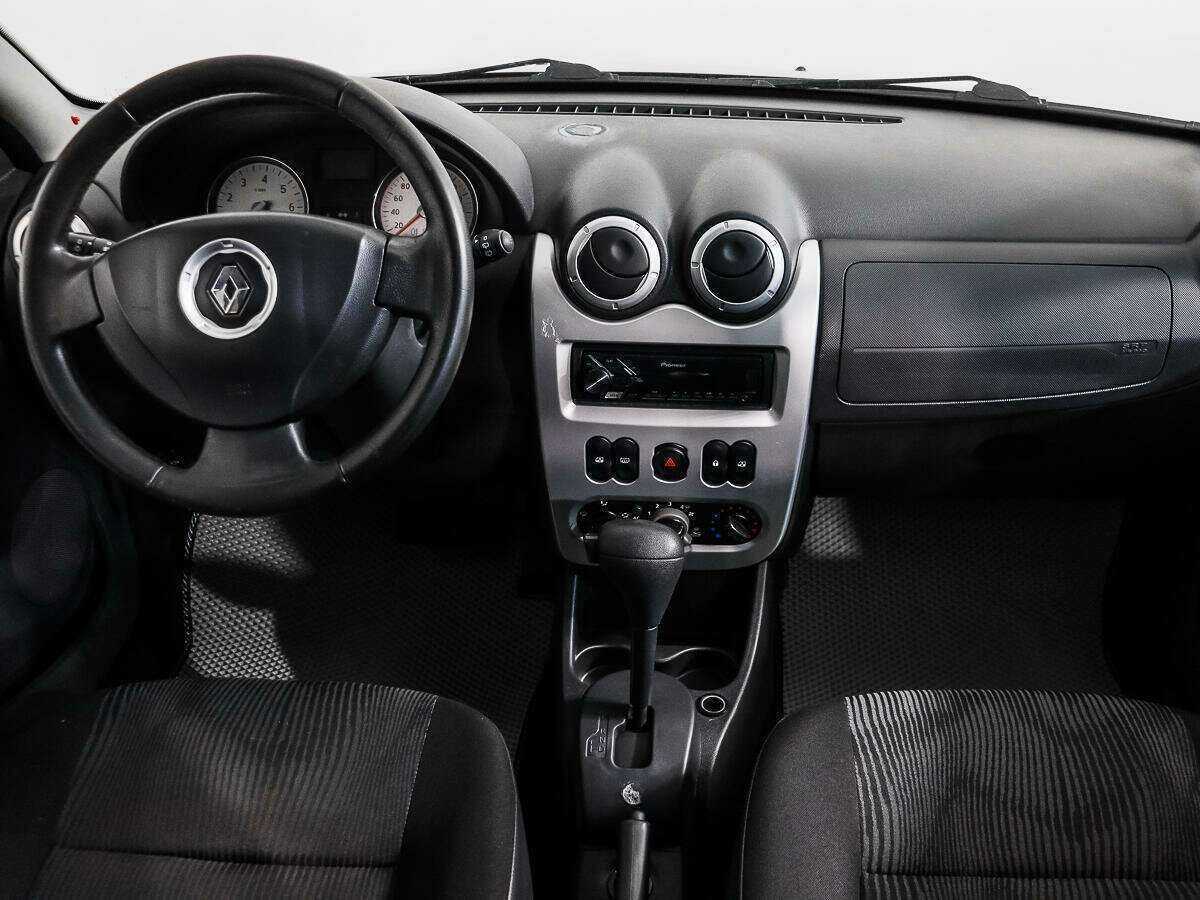 Renault Sandero с пробегом — 2011 год. Фото: #11