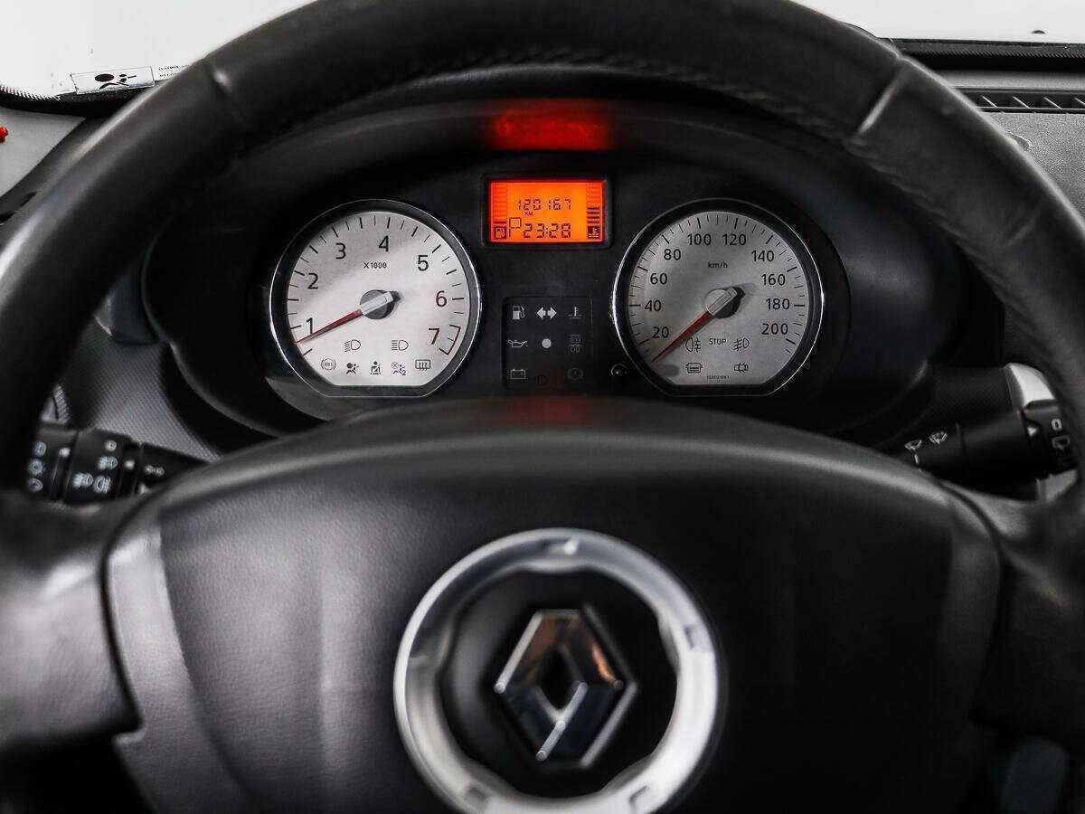 Renault Sandero с пробегом — 2011 год. Фото: #14