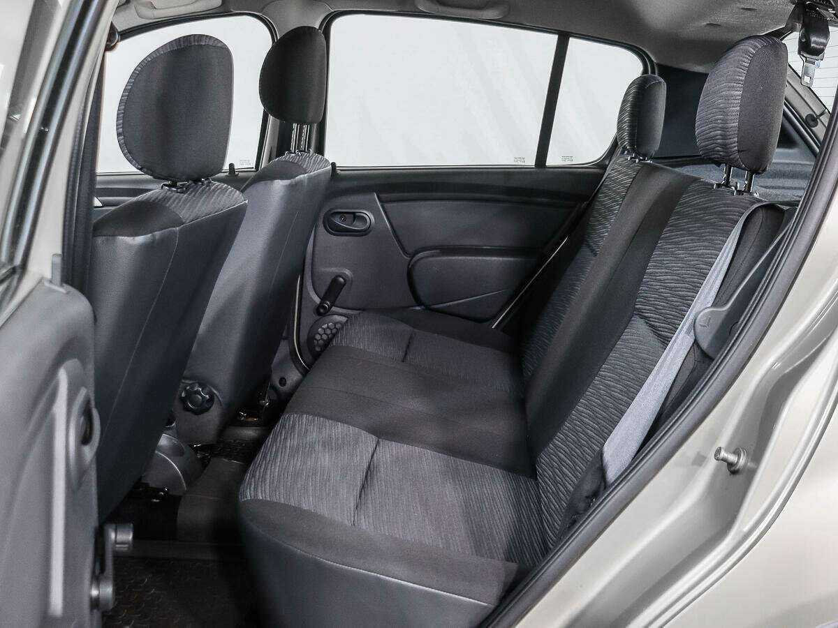 Renault Sandero с пробегом — 2010 год. Фото: #9