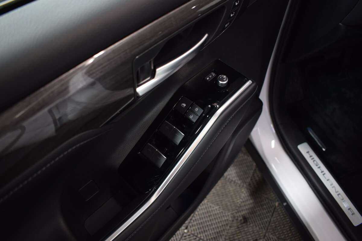 Toyota Highlander с пробегом — 2023 год. Фото: #16