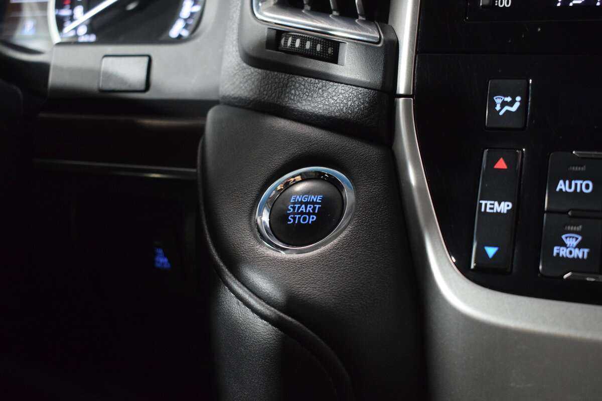 Toyota Land Cruiser с пробегом — 2015 год. Фото: #23