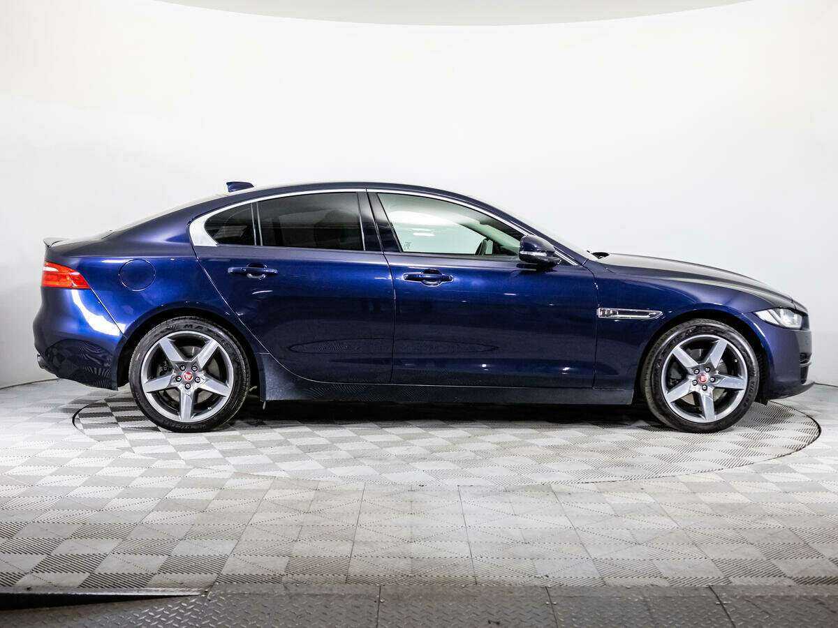 Jaguar XE с пробегом — 2017 год. Фото: #3