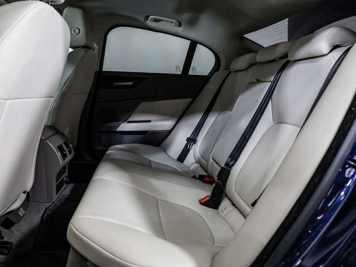 Jaguar XE с пробегом — 2017 год. Фото: #9