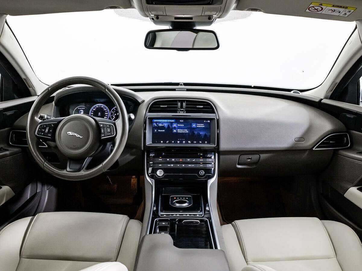 Jaguar XE с пробегом — 2017 год. Фото: #12
