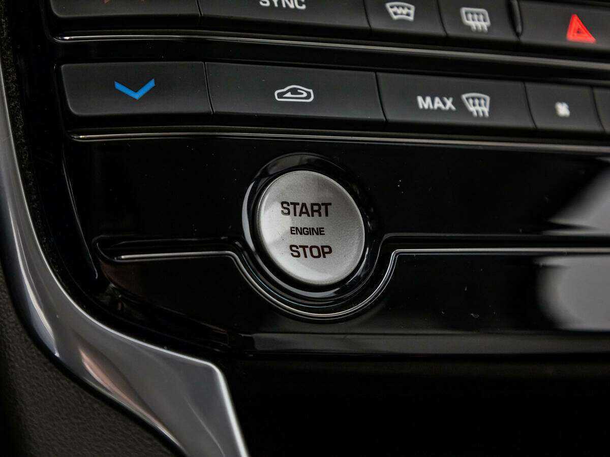 Jaguar XE с пробегом — 2017 год. Фото: #13