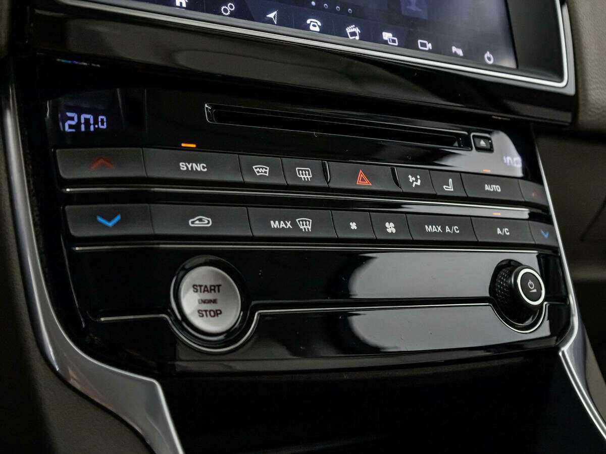 Jaguar XE с пробегом — 2017 год. Фото: #14