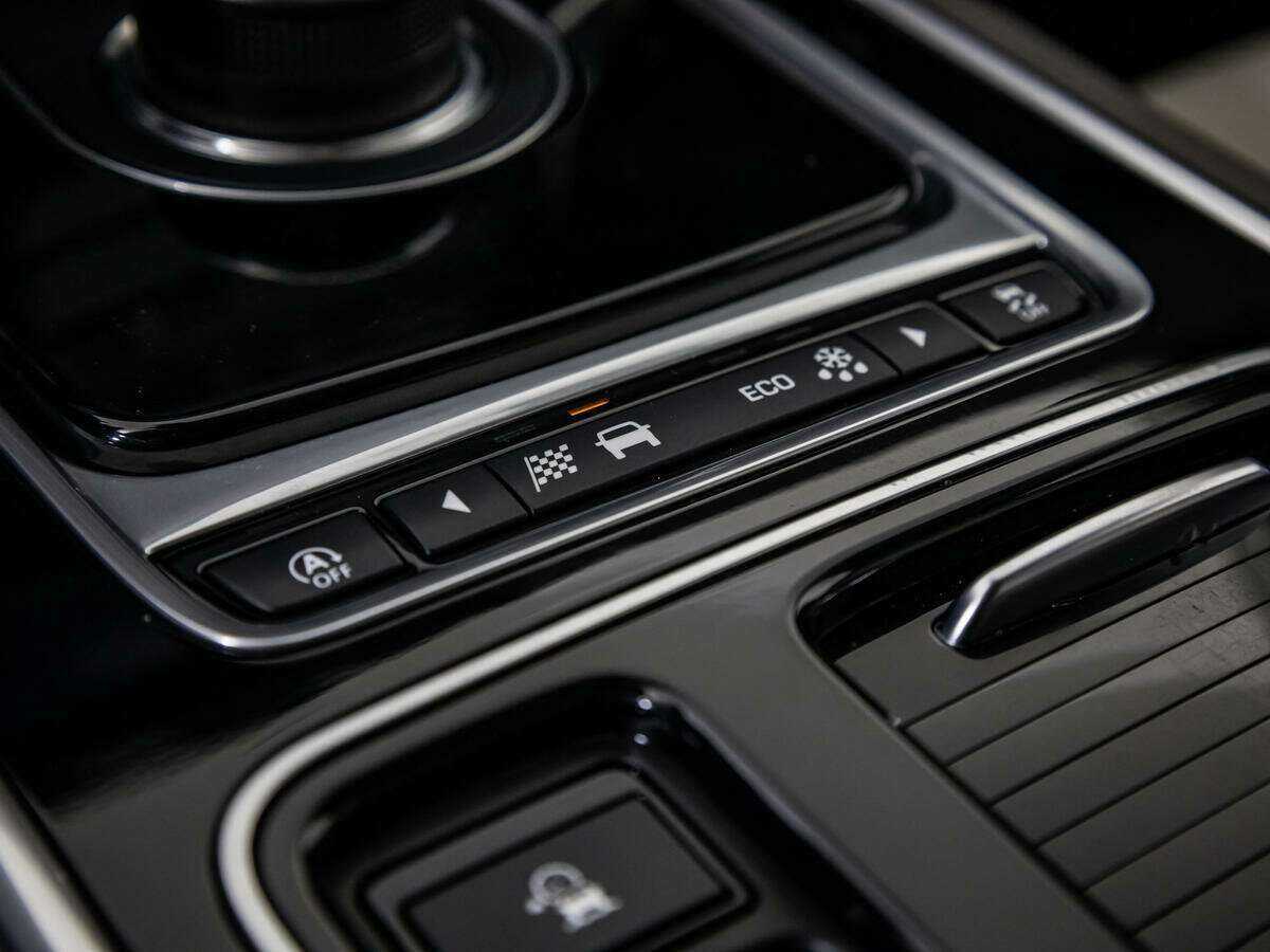 Jaguar XE с пробегом — 2017 год. Фото: #15