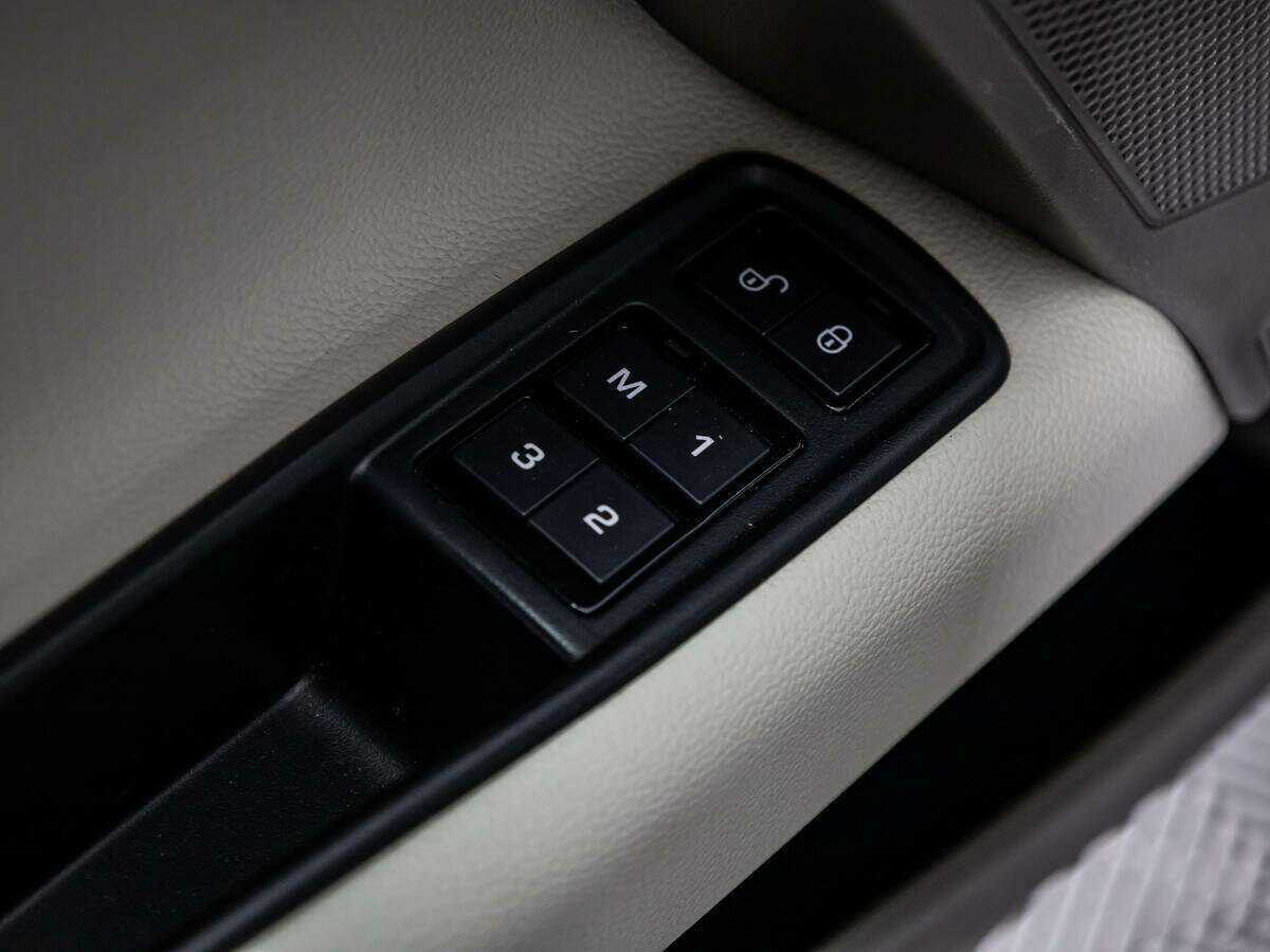 Jaguar XE с пробегом — 2017 год. Фото: #16