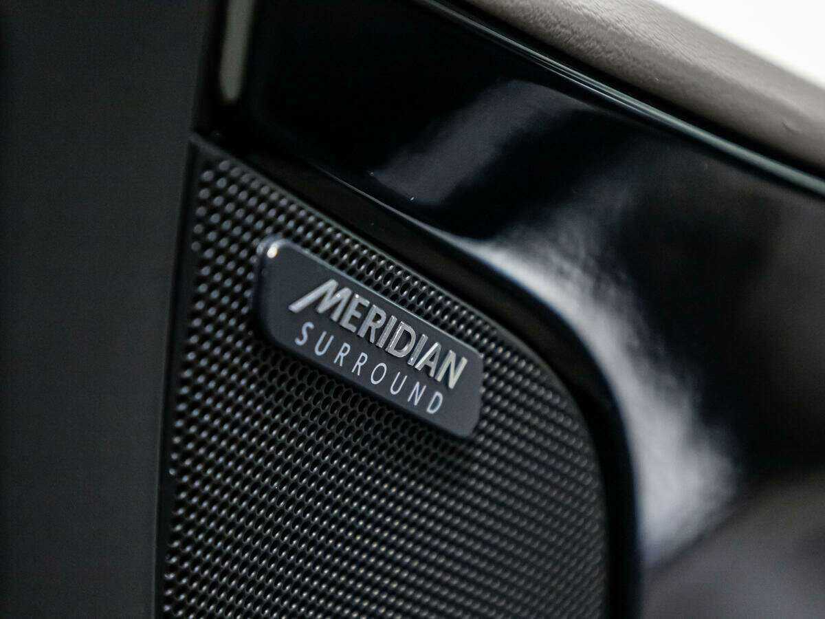 Jaguar XE с пробегом — 2017 год. Фото: #17