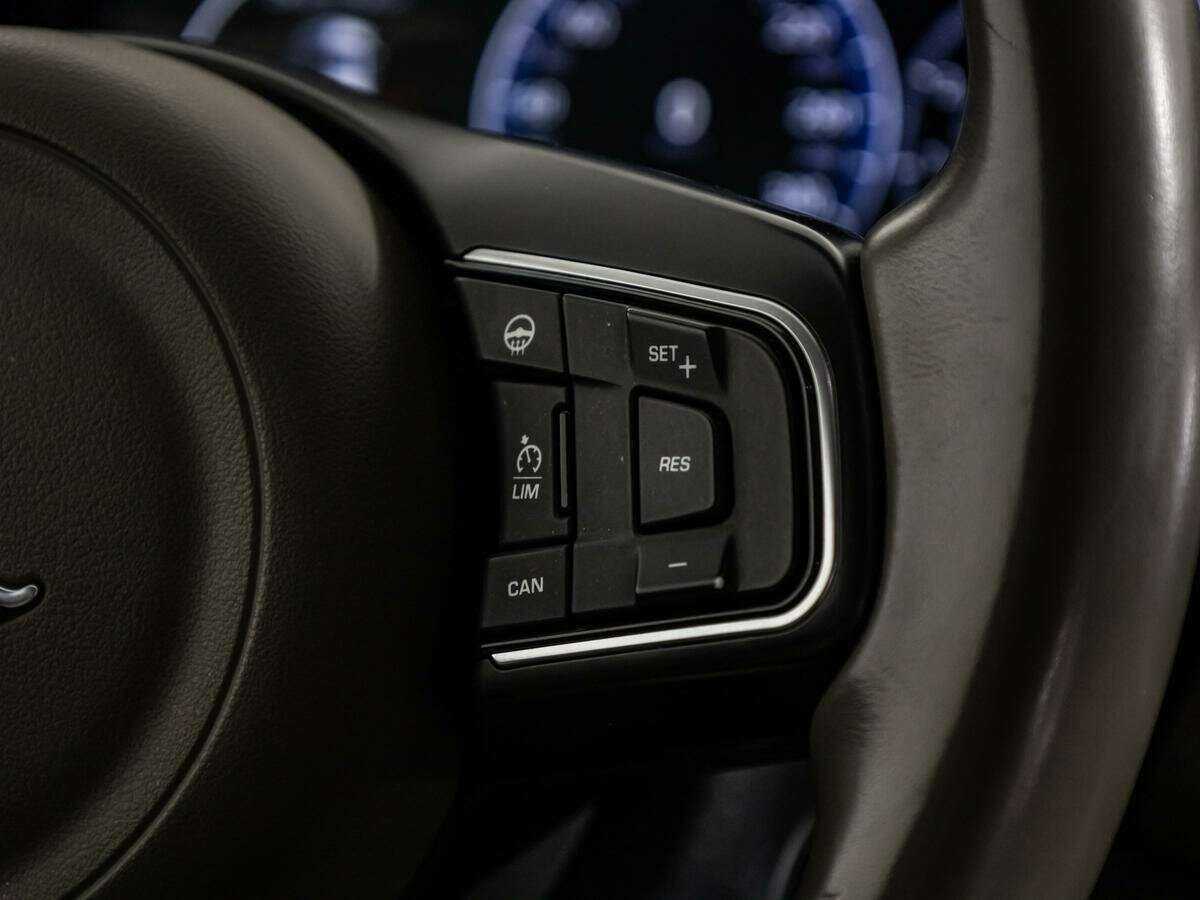 Jaguar XE с пробегом — 2017 год. Фото: #19