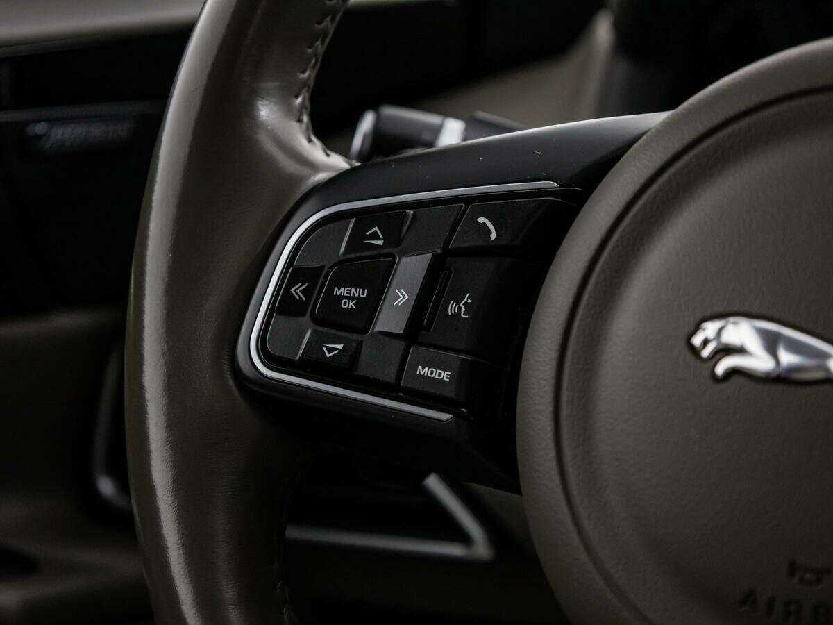 Jaguar XE с пробегом — 2017 год. Фото: #20