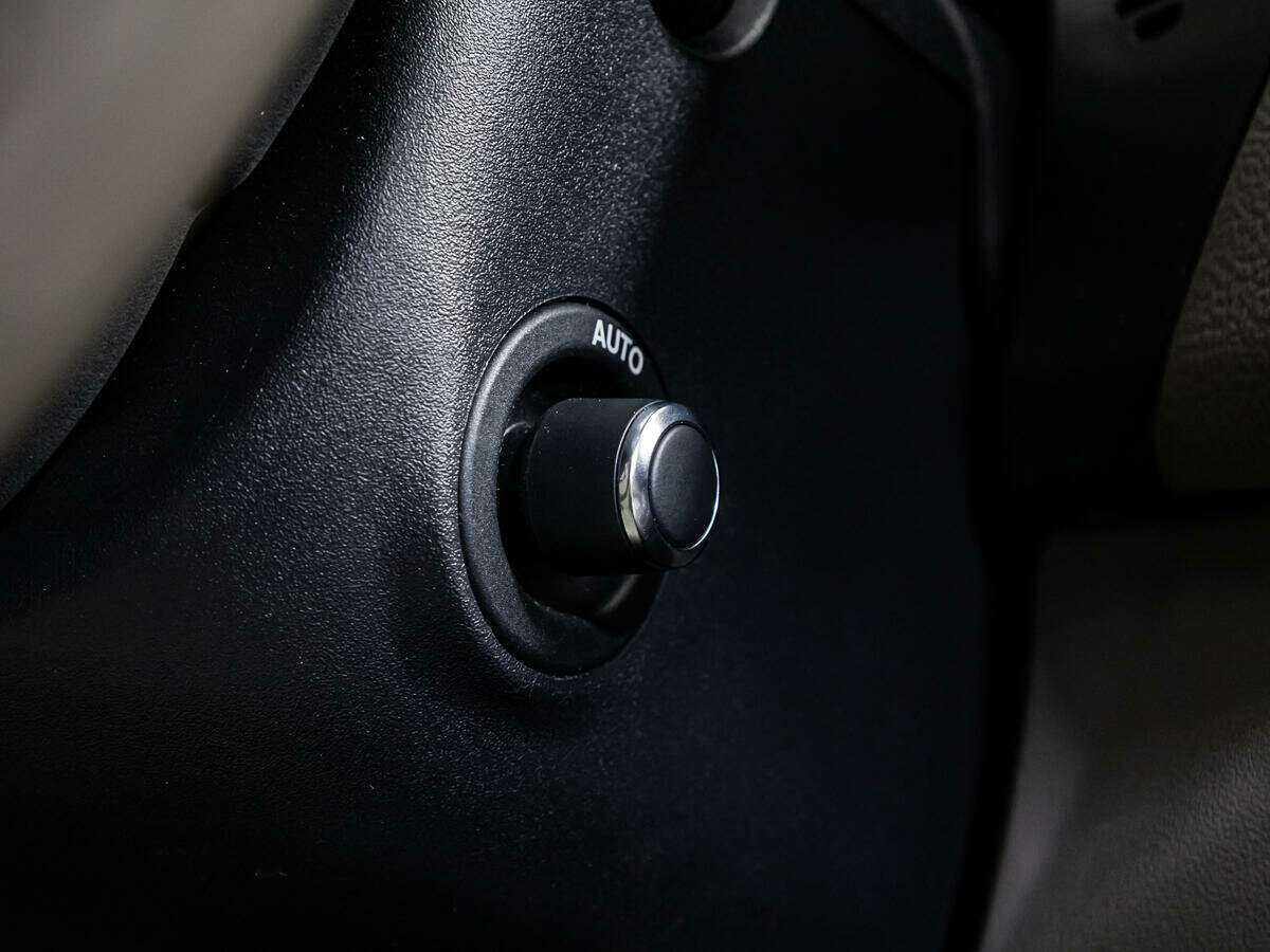 Jaguar XE с пробегом — 2017 год. Фото: #21