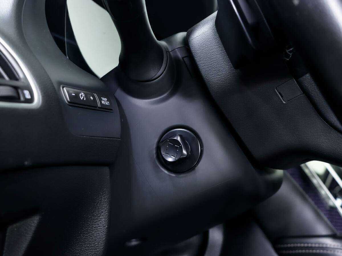 Infiniti Q60 с пробегом — 2017 год. Фото: #12