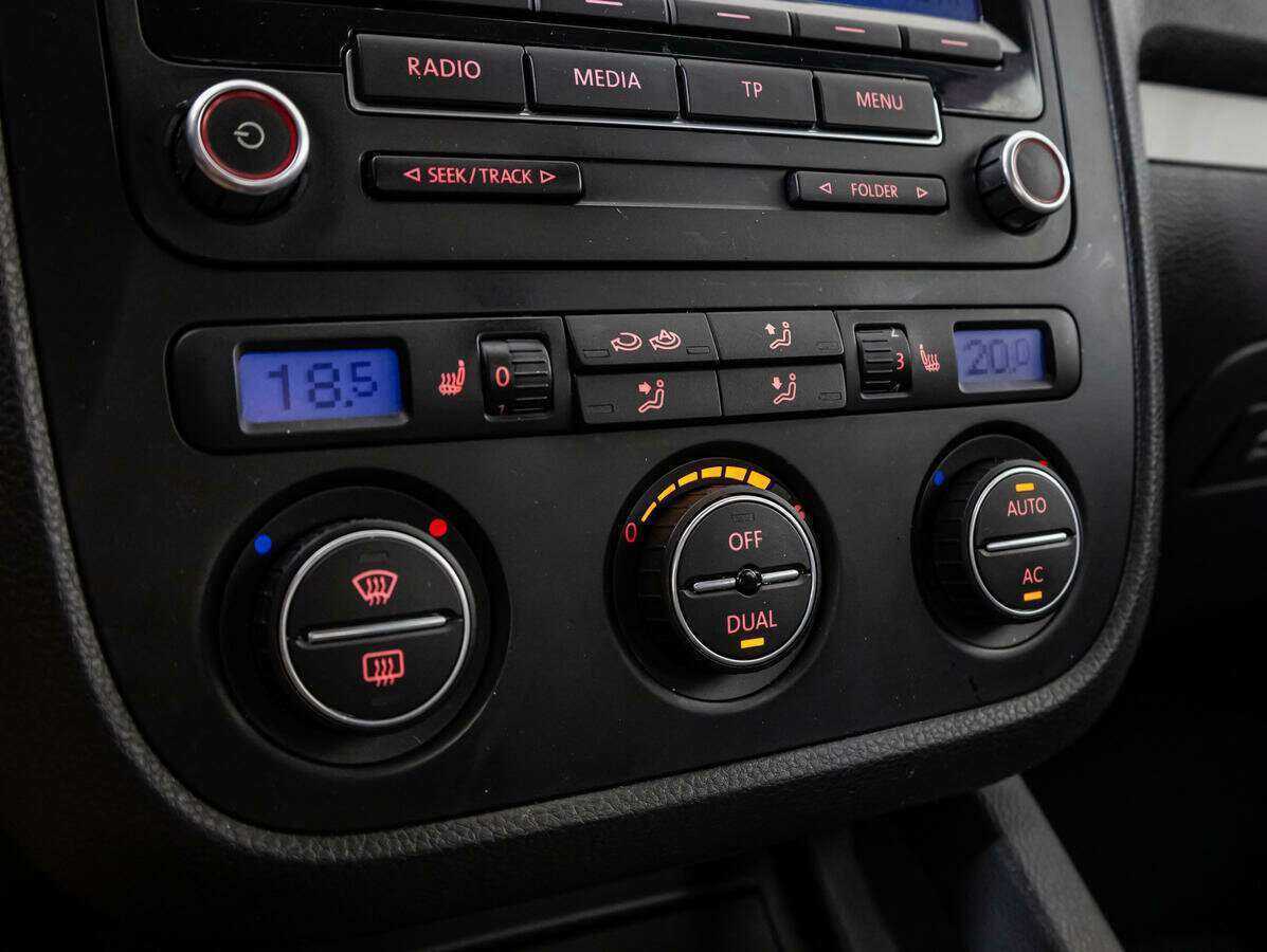 Volkswagen Jetta с пробегом — 2009 год. Фото: #14