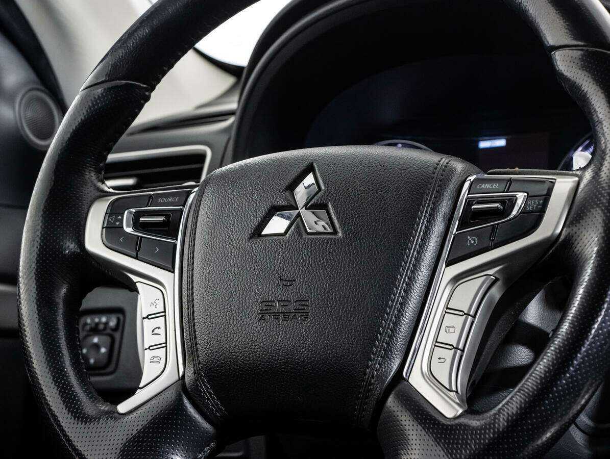 Mitsubishi Pajero Sport с пробегом — 2017 год. Фото: #8