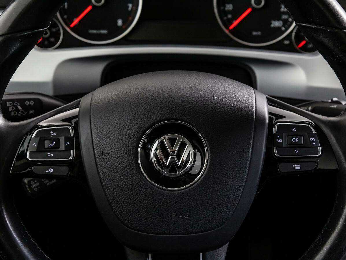 Volkswagen Touareg с пробегом — 2017 год. Фото: #11