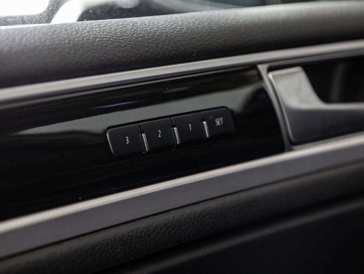 Volkswagen Touareg с пробегом — 2017 год. Фото: #12