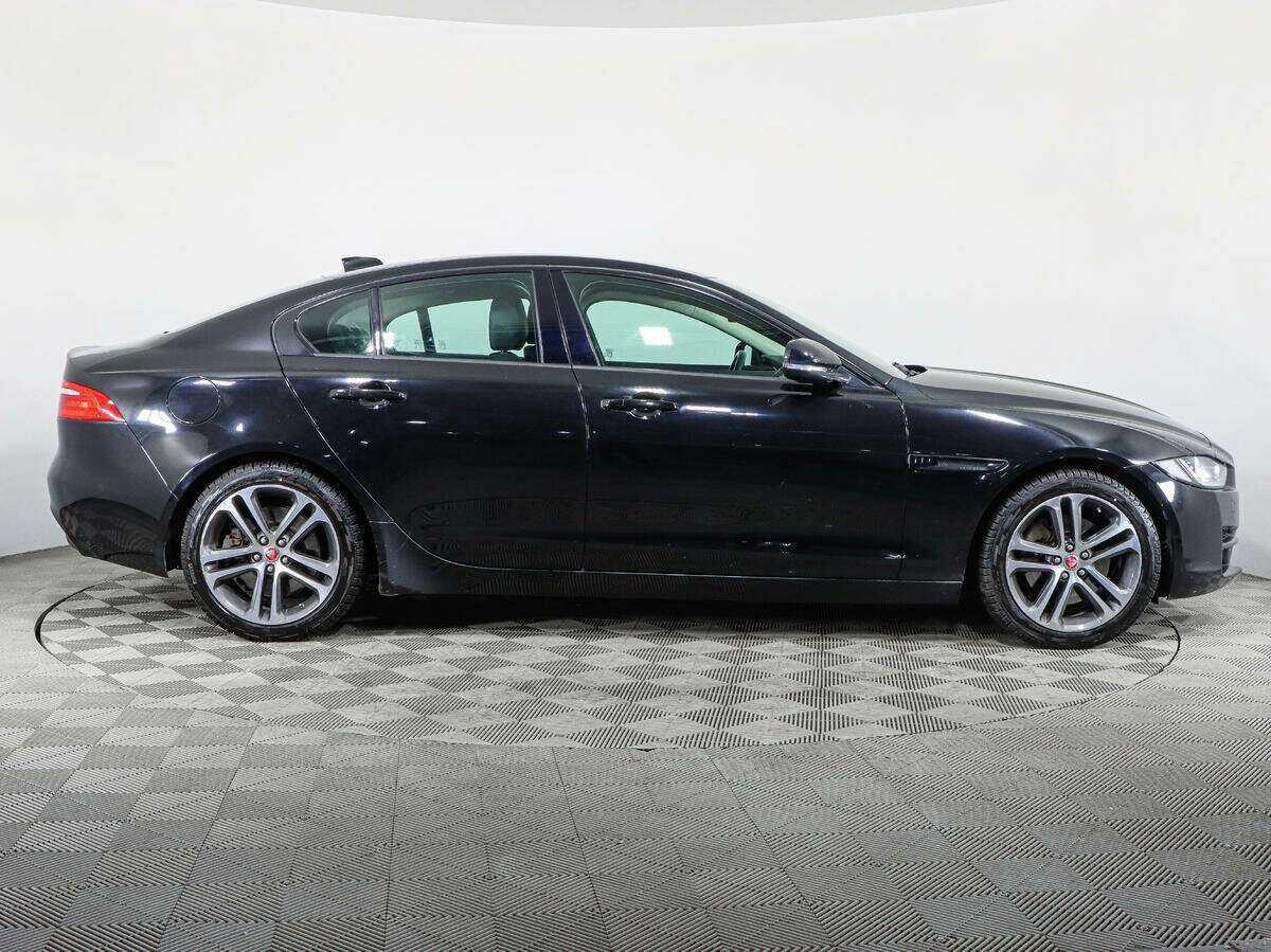 Jaguar XE с пробегом — 2017 год. Фото: #3