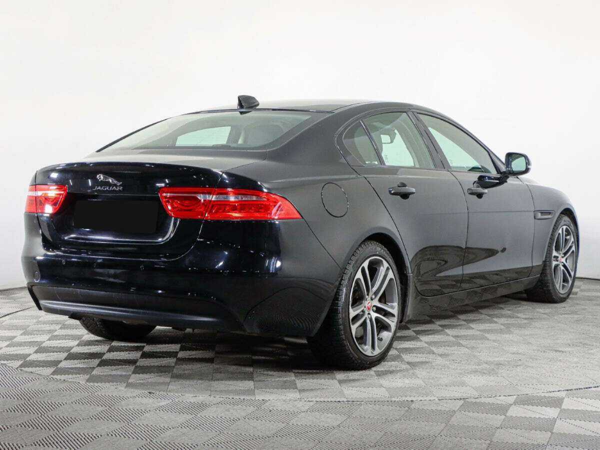 Jaguar XE с пробегом — 2017 год. Фото: #4
