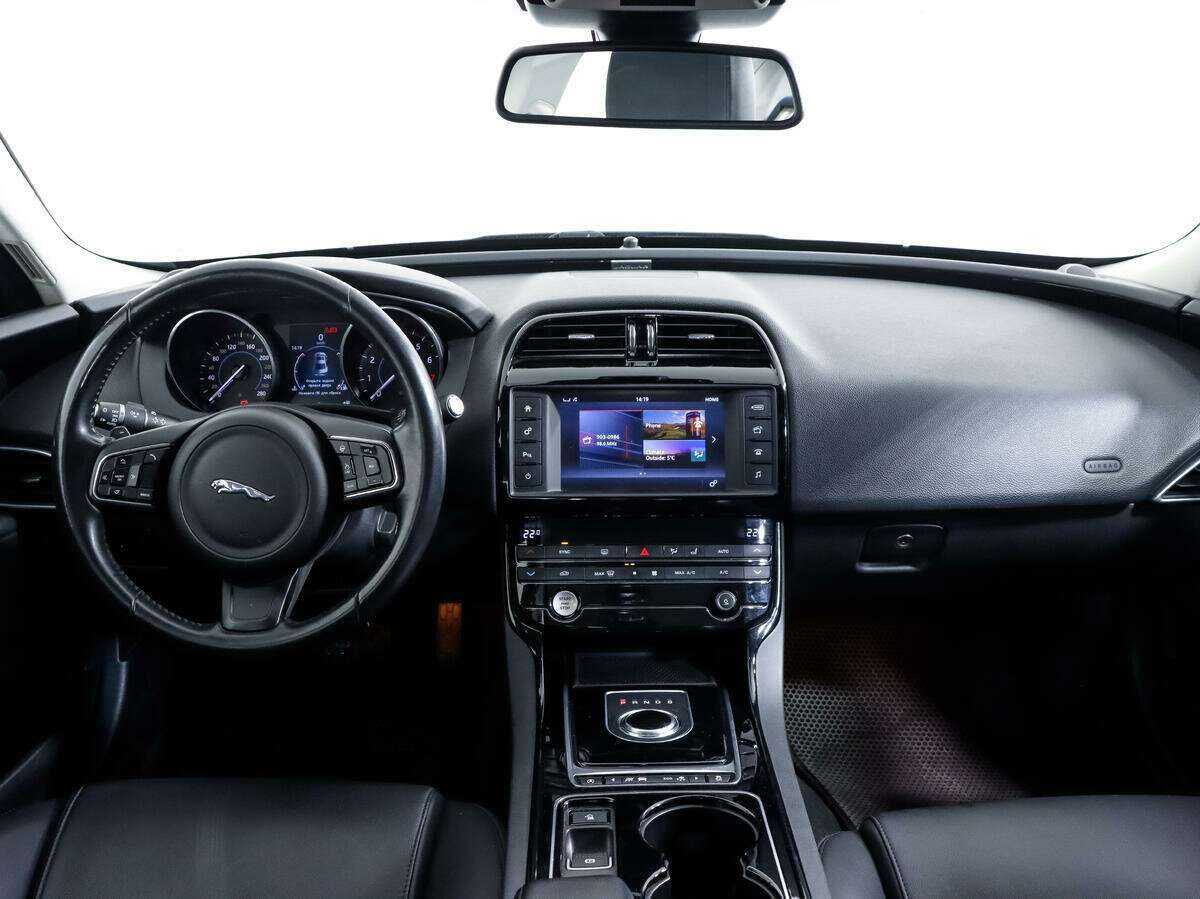 Jaguar XE с пробегом — 2017 год. Фото: #9