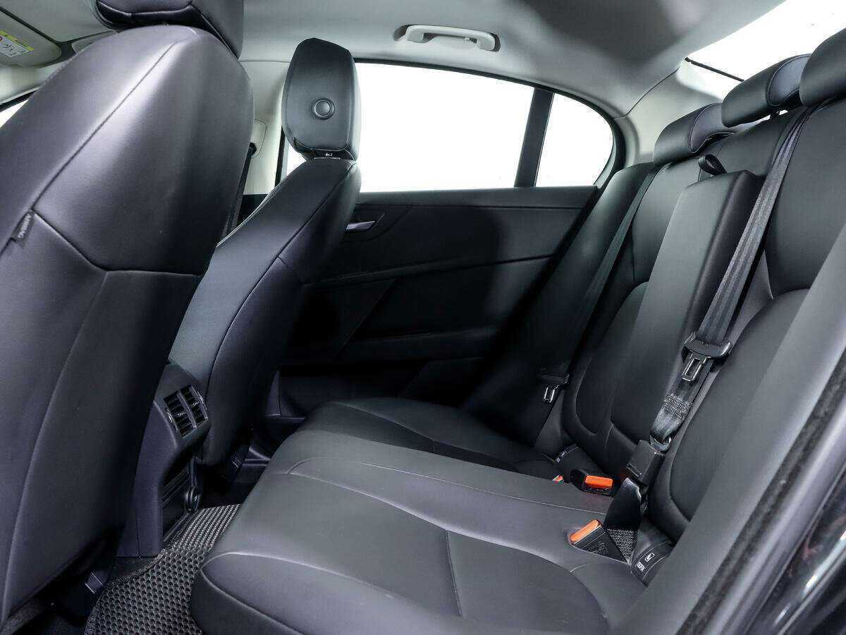 Jaguar XE с пробегом — 2017 год. Фото: #10