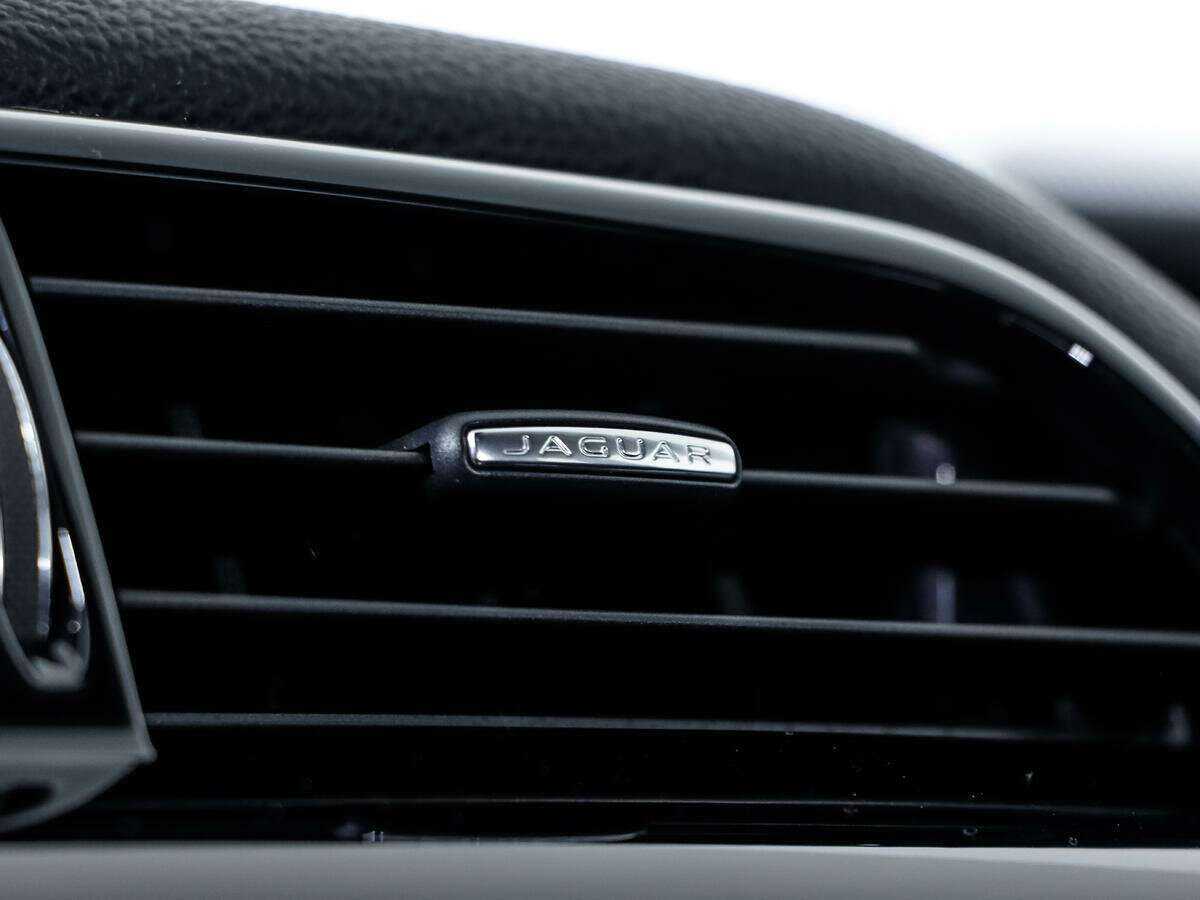 Jaguar XE с пробегом — 2017 год. Фото: #11
