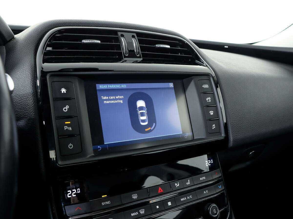 Jaguar XE с пробегом — 2017 год. Фото: #12