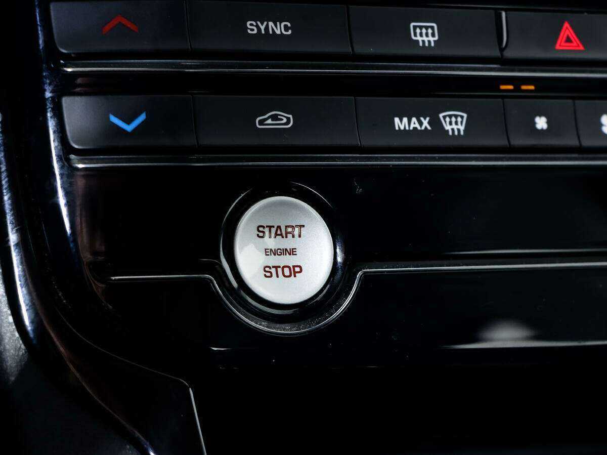 Jaguar XE с пробегом — 2017 год. Фото: #16