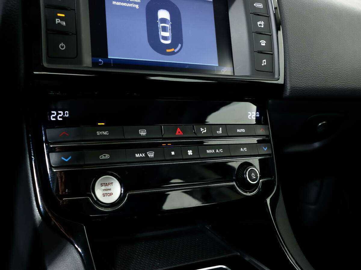 Jaguar XE с пробегом — 2017 год. Фото: #17