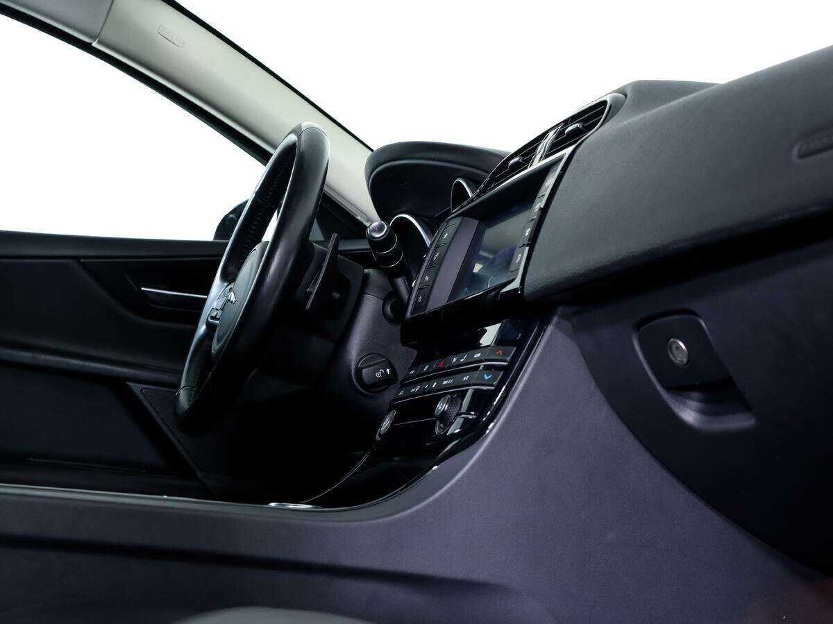 Jaguar XE с пробегом — 2017 год. Фото: #18