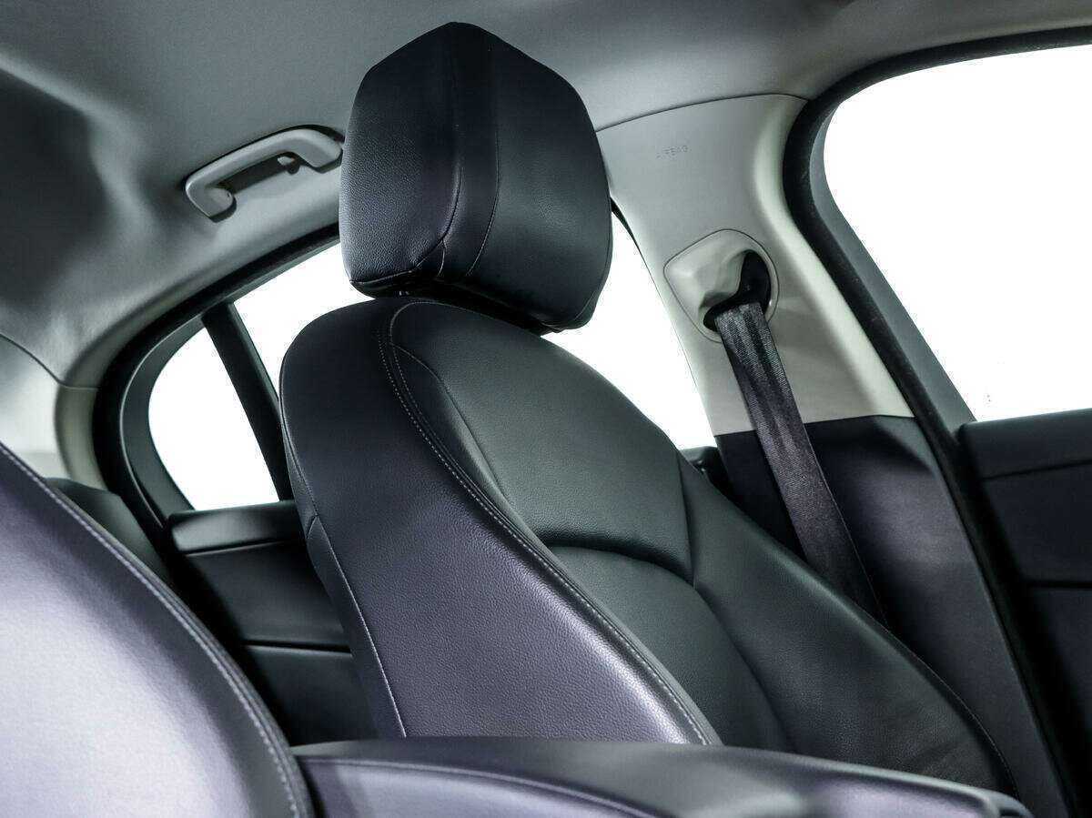 Jaguar XE с пробегом — 2017 год. Фото: #19