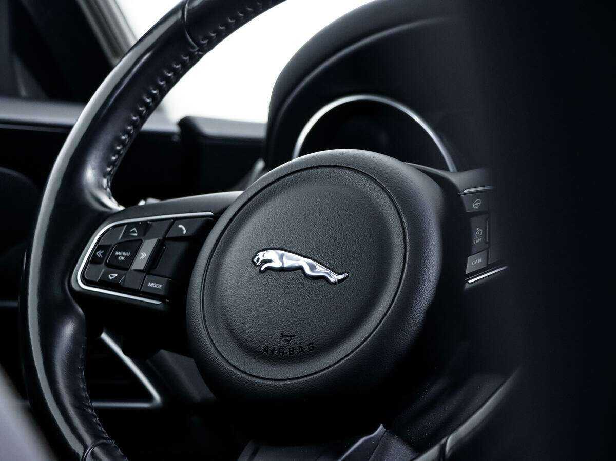 Jaguar XE с пробегом — 2017 год. Фото: #21