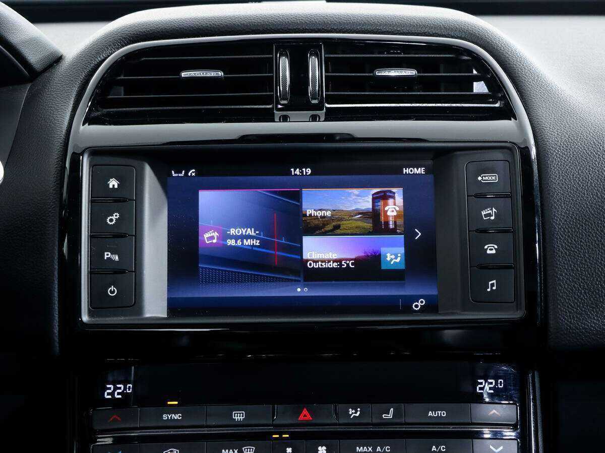 Jaguar XE с пробегом — 2017 год. Фото: #22