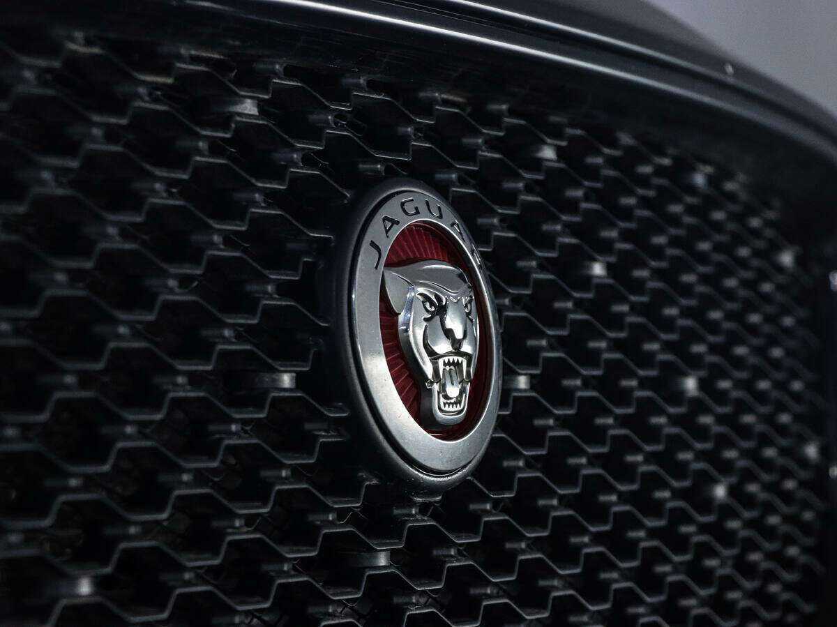 Jaguar XE с пробегом — 2017 год. Фото: #23