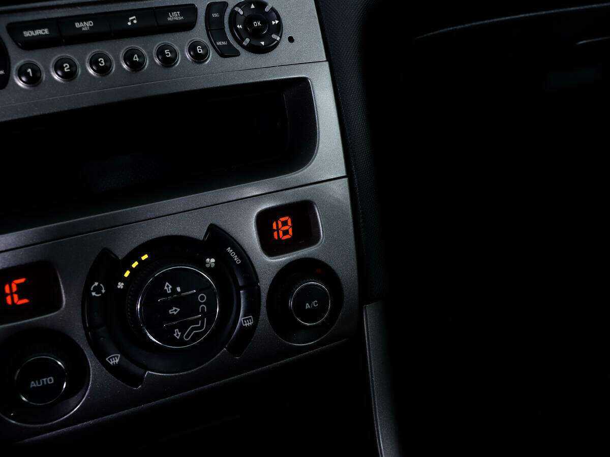 Peugeot 308 с пробегом — 2008 год. Фото: #11